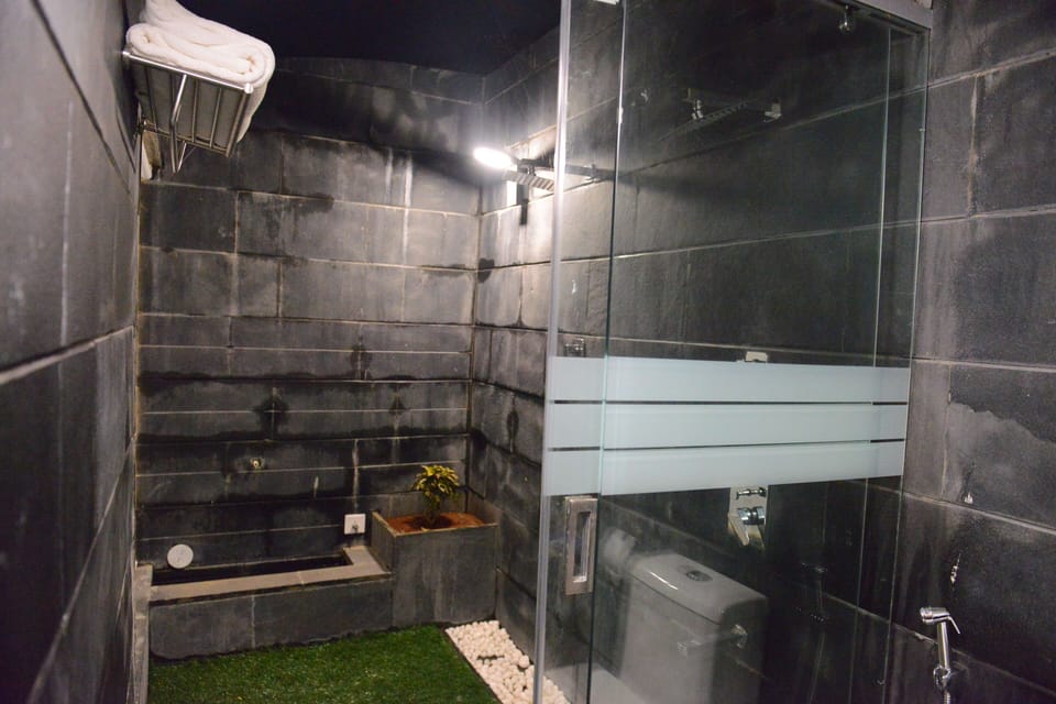 Luxury Twin Room, Smoking | Bathroom | Shower, free toiletries, hair dryer, towels