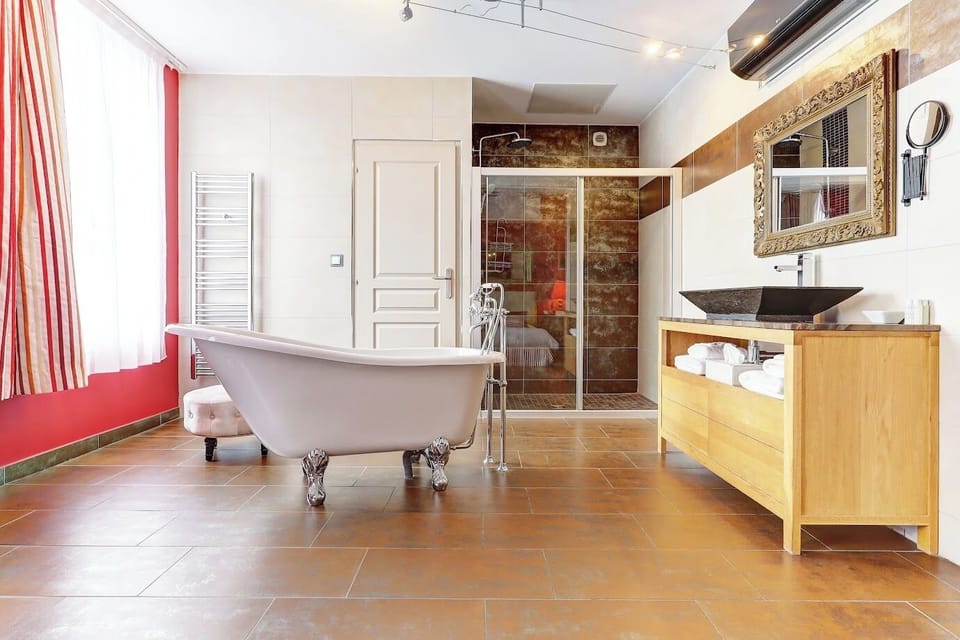Double Room (Theatrale) | Bathroom | Shower, free toiletries, hair dryer, bathrobes