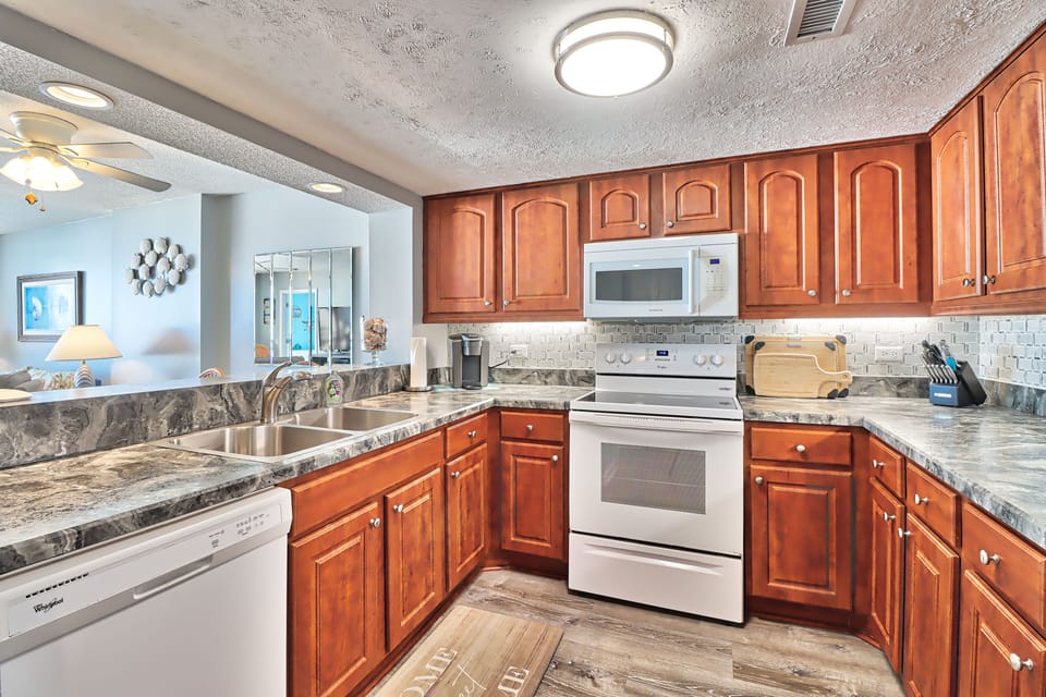 Loaded Kitchen with Both Drip Maker & Keurig, Blender etc