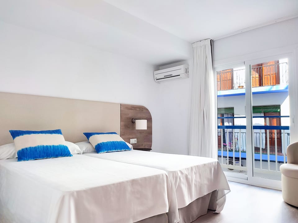 Standard Room, City View | Desk, blackout drapes, free WiFi, bed sheets