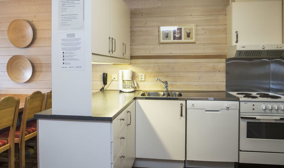 Coffee/tea maker, full-size fridge, oven, stovetop