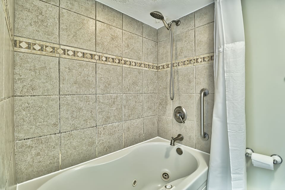 Tiled Master Bathroom Whirlpool Jacuzzi & Massaging Shower Head