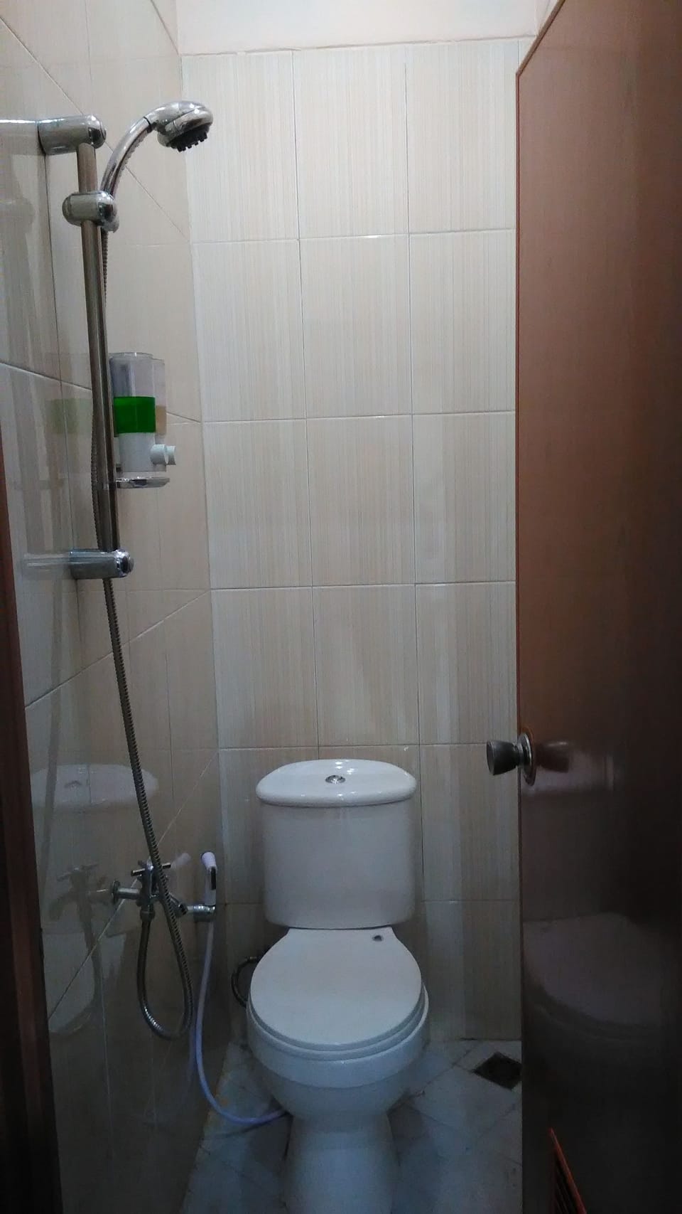 Standard Double Room | Bathroom | Shower, free toiletries