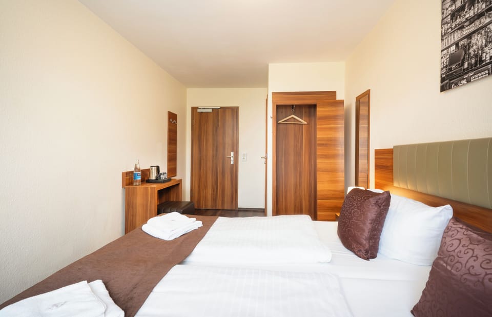Comfort Double or Twin Room | Desk, laptop workspace, iron/ironing board (on request), WiFi (free)
