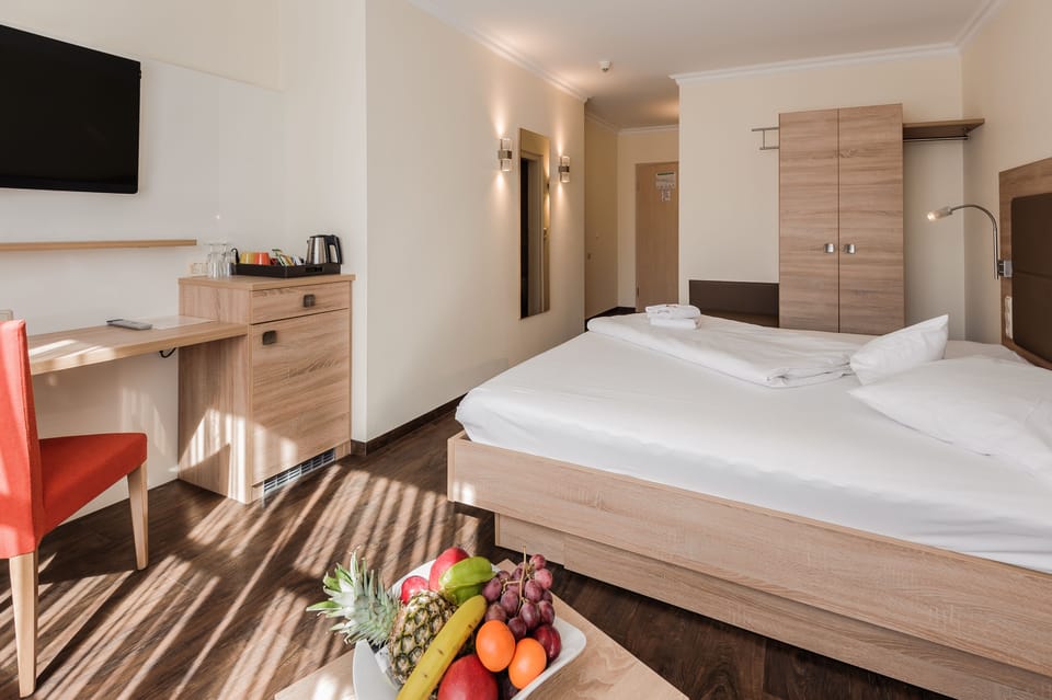 Hypo-allergenic bedding, minibar, in-room safe, desk