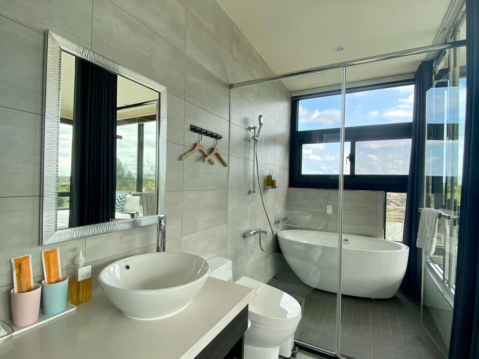 Panoramic Double Room, 1 Queen Bed, Non Smoking, Mountain View | Bathroom | Free toiletries, hair dryer, slippers, bidet