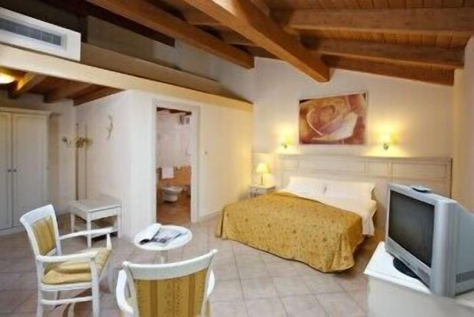 In-room safe, desk, soundproofing, WiFi (free)