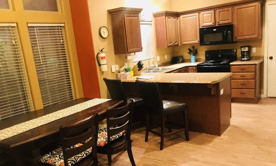 Kitchen with dining table🍴