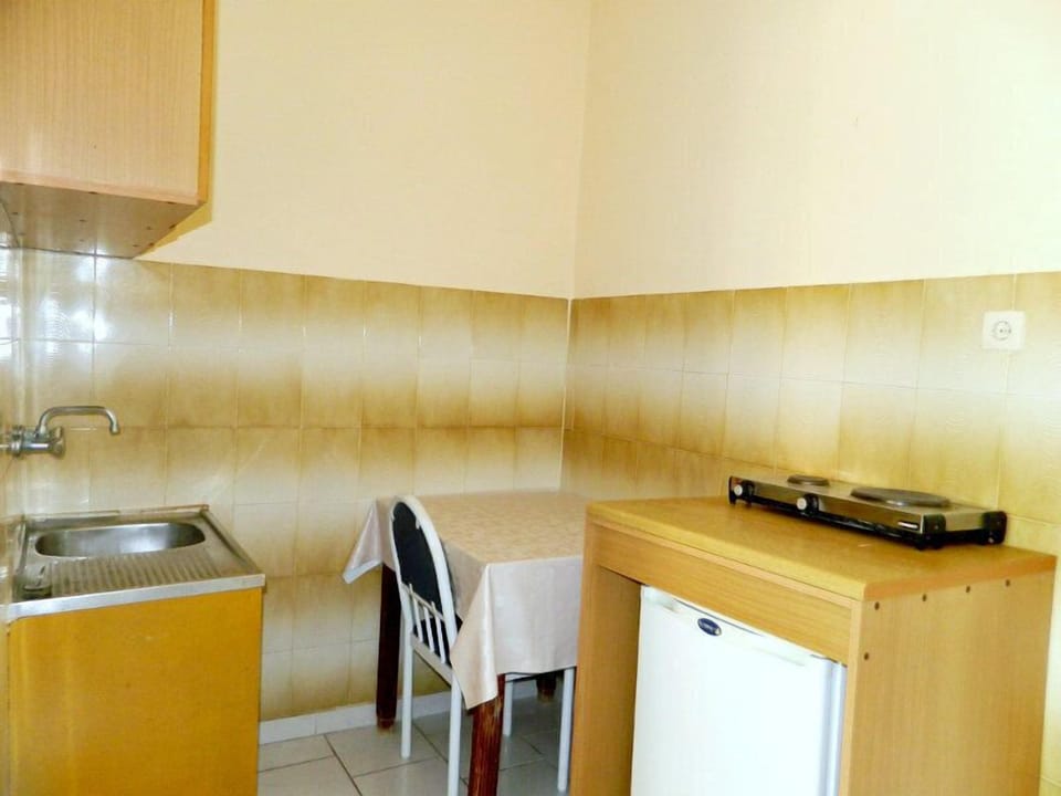 Fridge, stovetop, coffee/tea maker, electric kettle