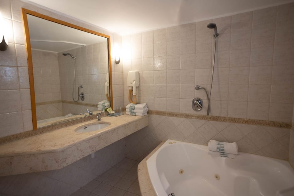 Studio Suite | Bathroom | Free toiletries, hair dryer, towels, soap