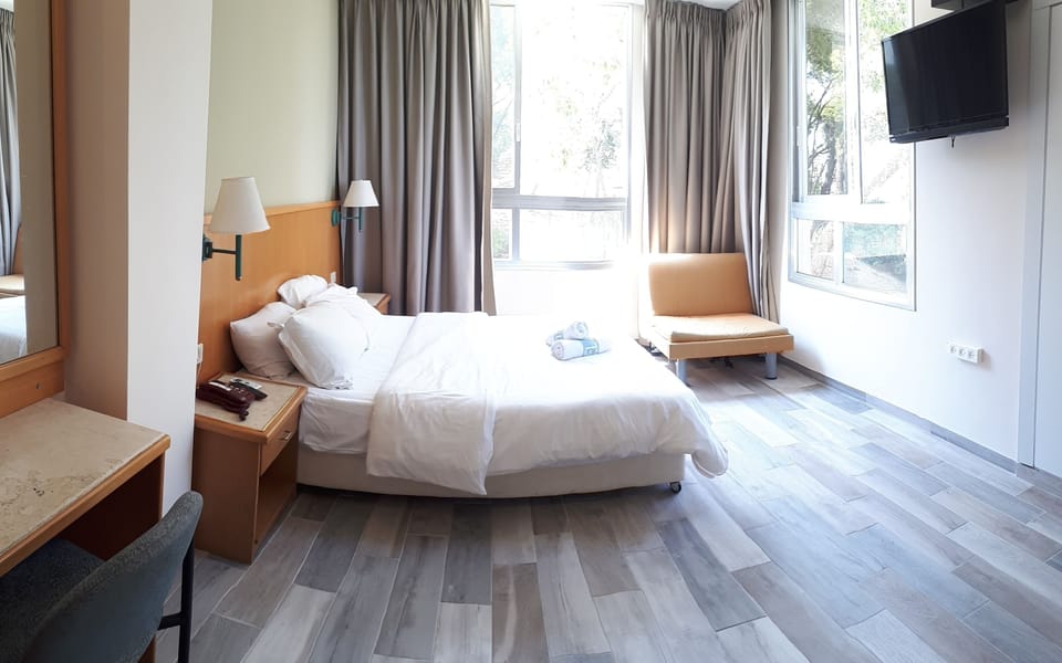 Double Room (Bela Vista) | Desk, laptop workspace, iron/ironing board, free WiFi