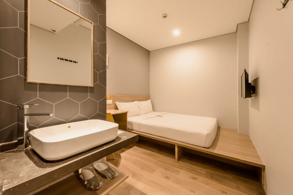 Superior Queen Room | 1 bedroom, individually furnished, desk, free WiFi