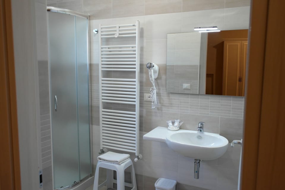 Double Room, City View (Lavanda ) | Bathroom | Shower, free toiletries, hair dryer, bidet