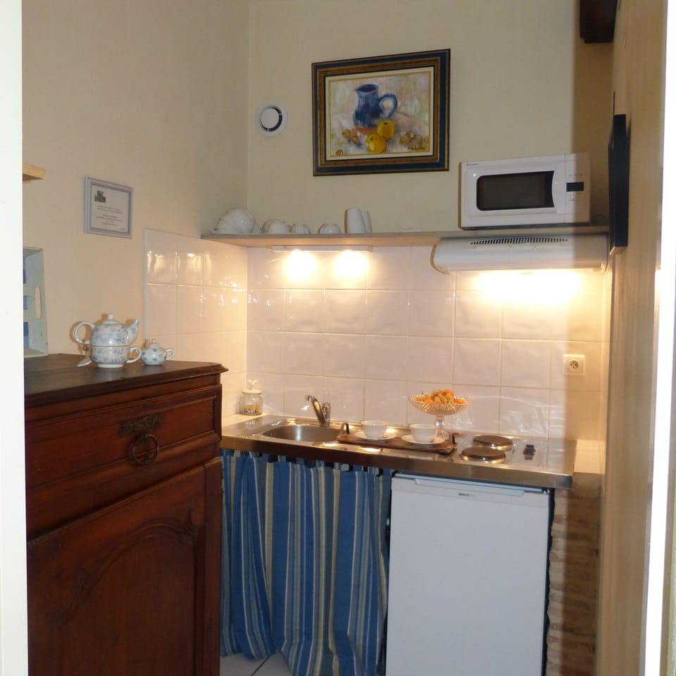 Suite (Bleue) | Private kitchen | Mini-fridge, microwave, coffee/tea maker, electric kettle