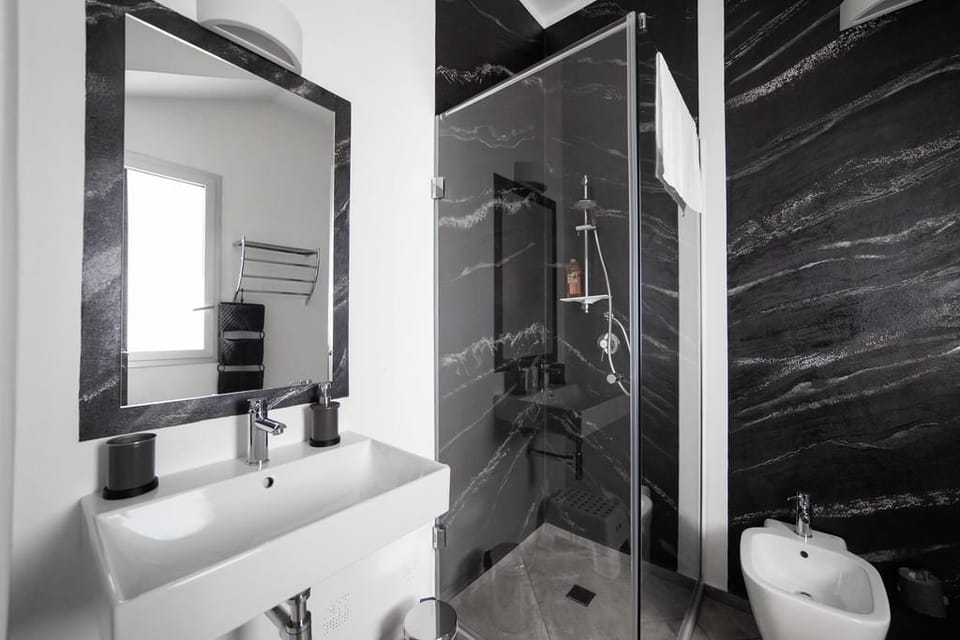 Double Room | Bathroom | Shower, rainfall showerhead, free toiletries, hair dryer