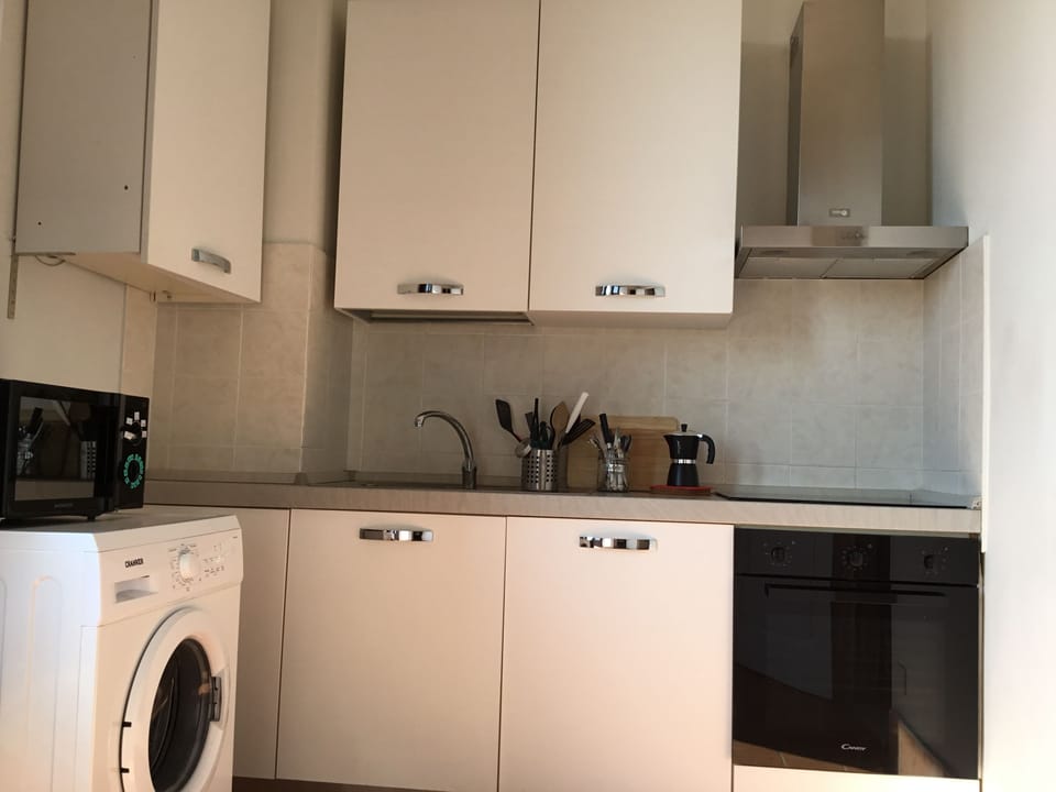 Apartment, 3 Bedrooms, 2 Bathrooms | Private kitchen | Full-size fridge, microwave, oven, stovetop