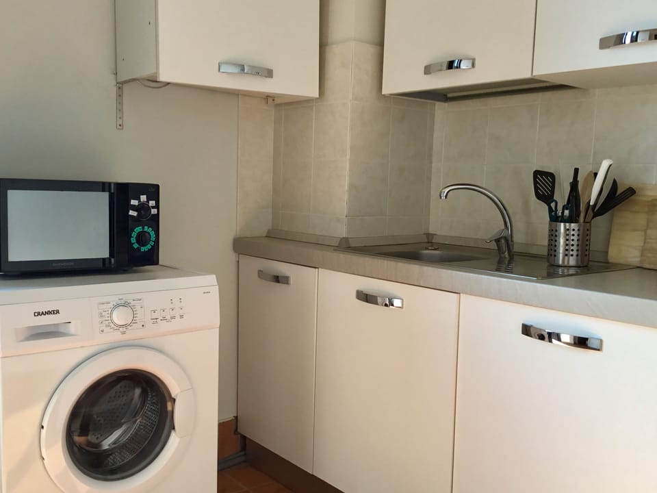 Apartment, 3 Bedrooms, 2 Bathrooms | Private kitchen | Full-size fridge, microwave, oven, stovetop