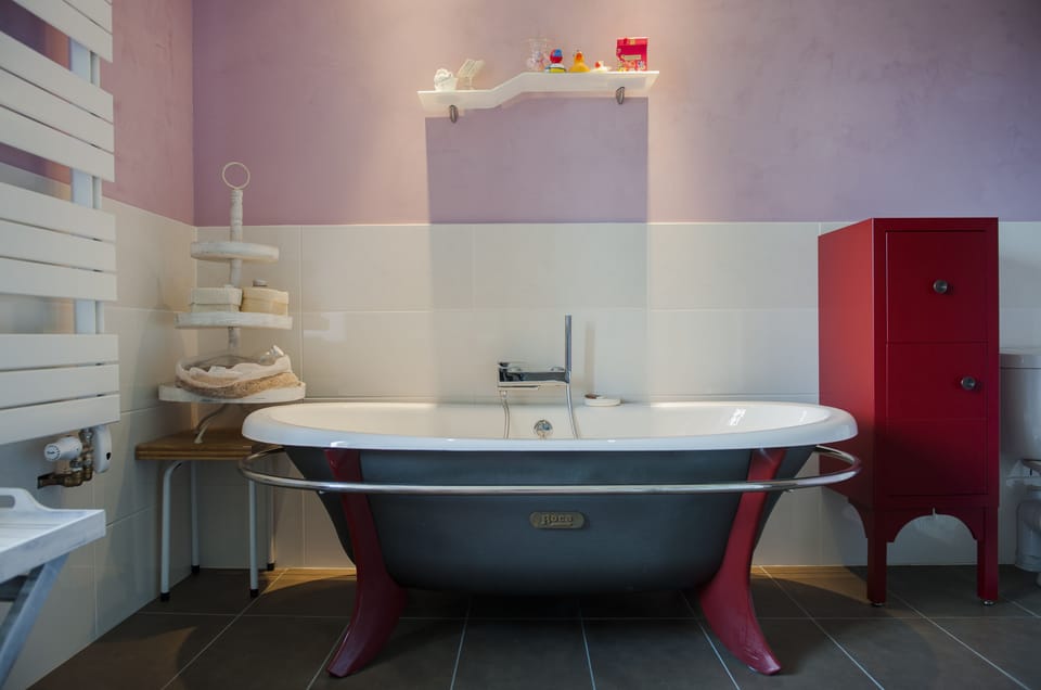 Family Suite | Bathroom | Separate tub and shower, deep soaking tub, rainfall showerhead