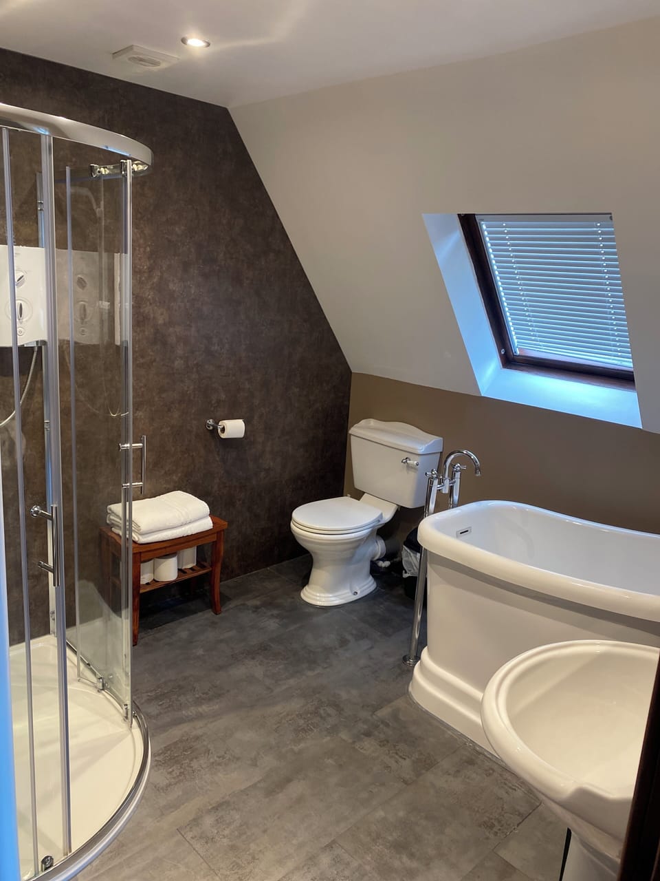 Double Room (The Lochview Double Suite) | Bathroom | Free toiletries, hair dryer, bathrobes, towels
