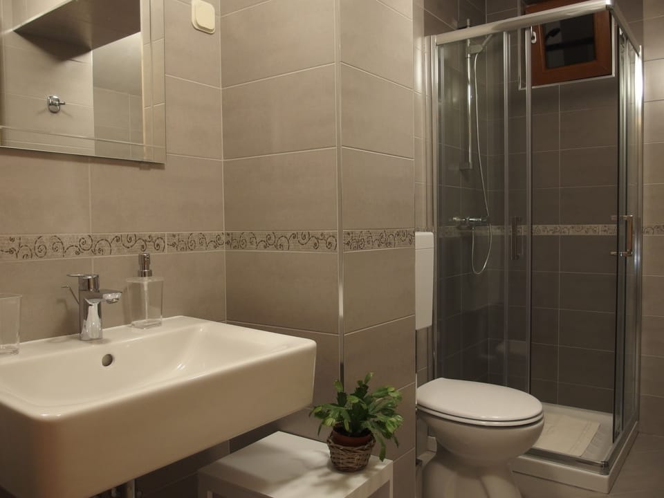 Standard Studio | Bathroom | Shower, free toiletries, towels