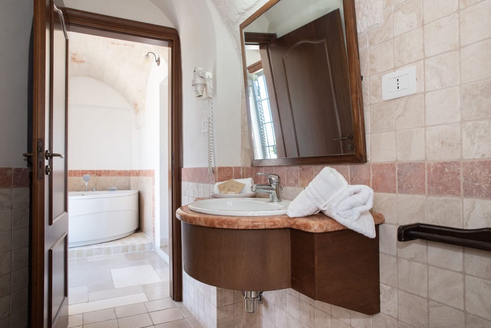 Panoramic Room | Bathroom | Free toiletries, hair dryer, slippers, bidet