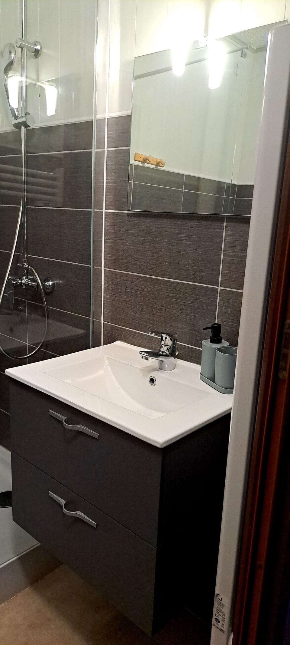 Triple Room | Bathroom | Shower, free toiletries, towels