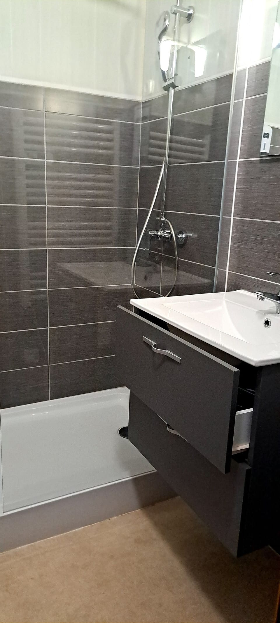 Triple Room | Bathroom | Shower, free toiletries, towels
