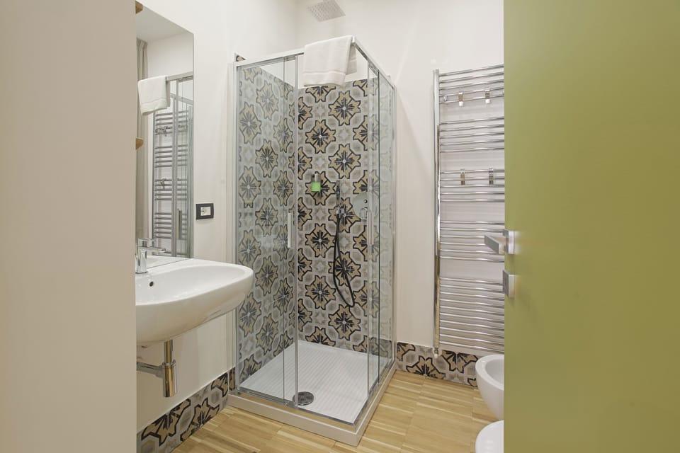 Deluxe Double or Twin Room | Bathroom | Shower, rainfall showerhead, free toiletries, hair dryer