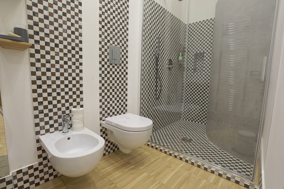 Deluxe Suite, 1 Queen Bed with Sofa bed | Bathroom | Shower, rainfall showerhead, free toiletries, hair dryer