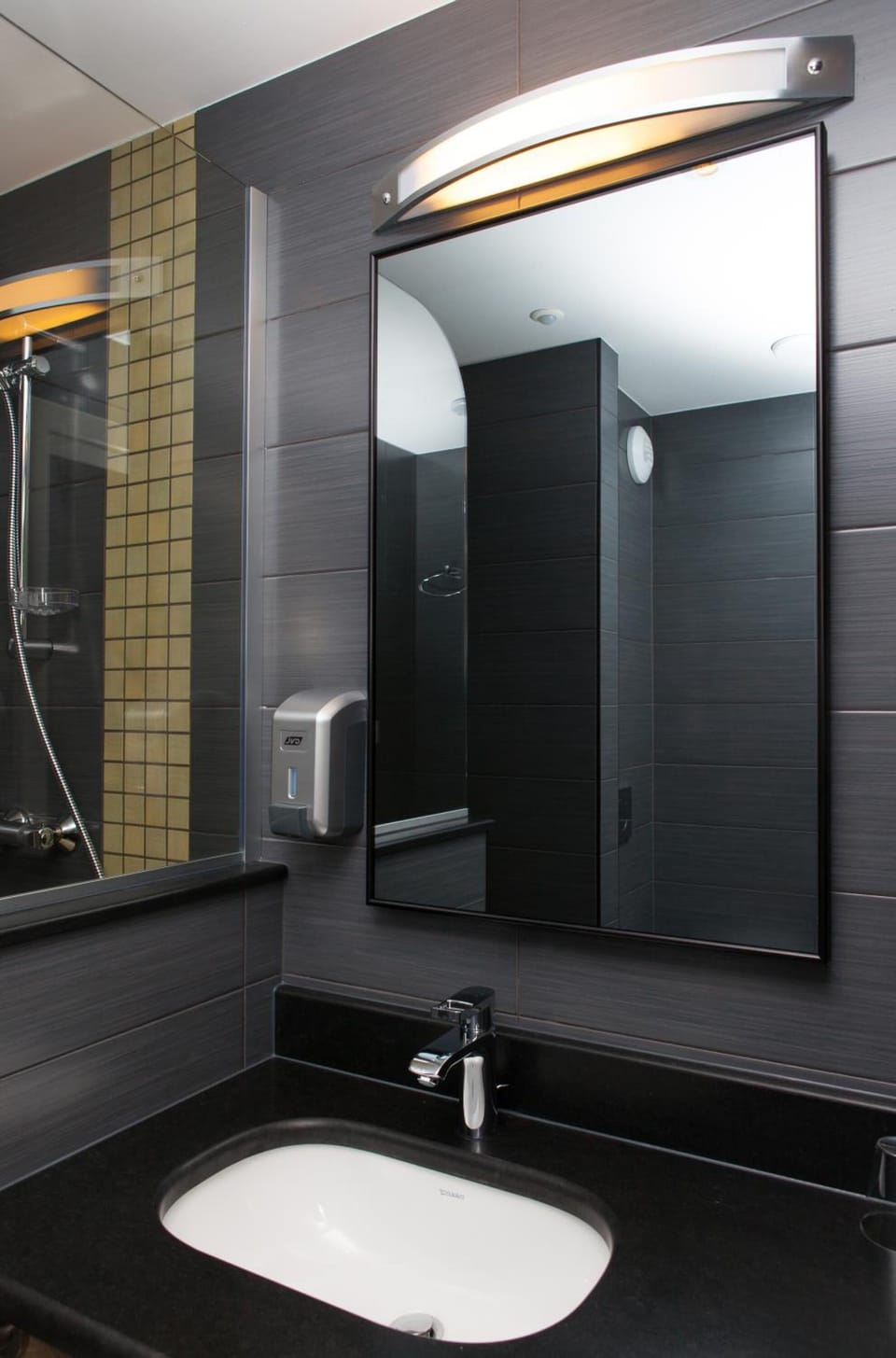 Shower, rainfall showerhead, free toiletries, hair dryer