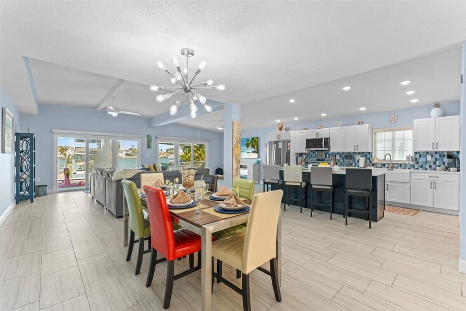 Enjoy meals at the indoor dining table or take it outside for al fresco dining by the water.