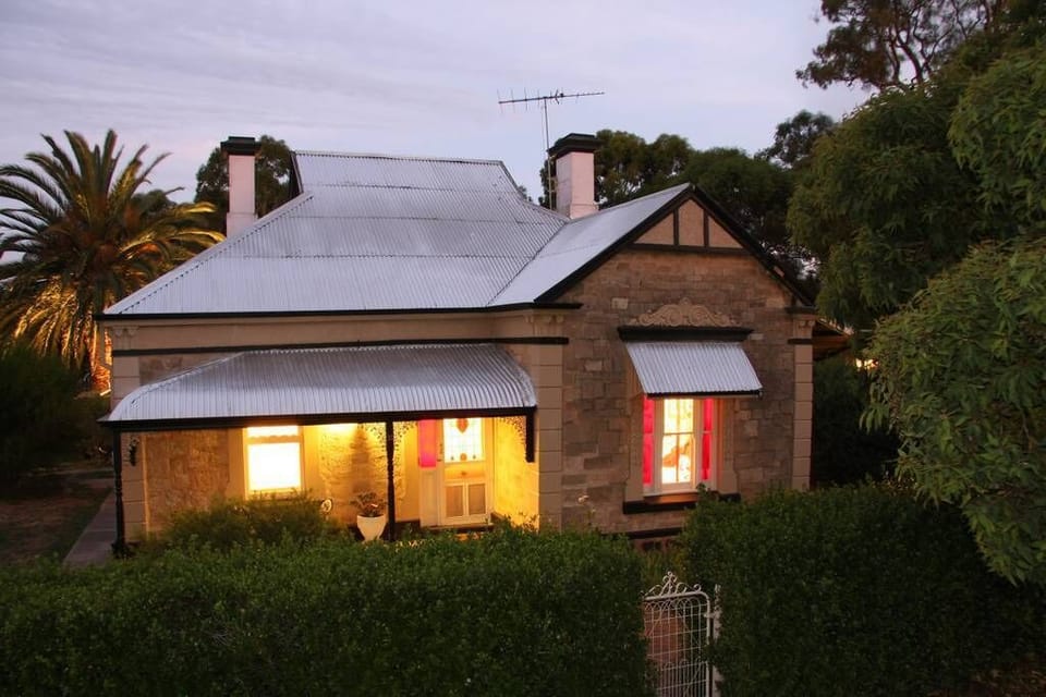 Azalea Cedar-Rose Barossa Valley free breakfast