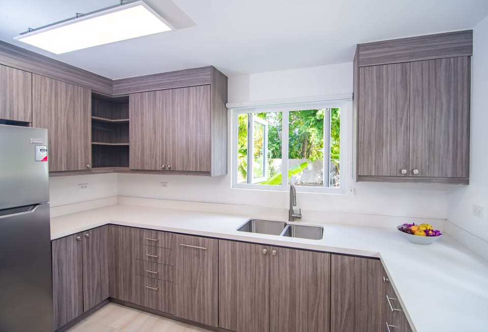 Upgraded modern kitchen, all new appliances 