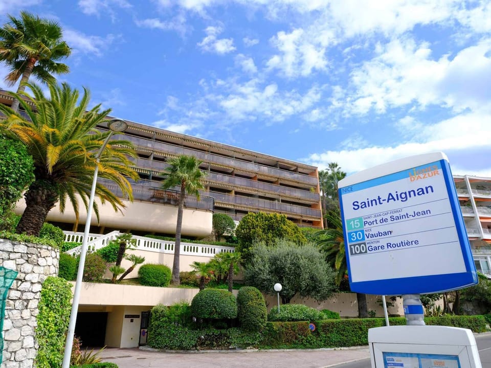 Bus stop at the residence. 1.7€ per person to Monaco, Menton, St-Jean-Cap-Ferrat