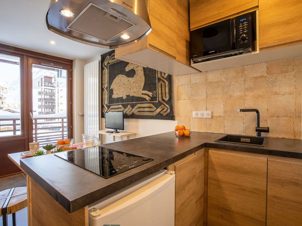 Countertop, Cabinetry, Kitchen Sink, Property, Sink, Kitchen, Kitchen Appliance, Kitchen Stove, Wood, Tap