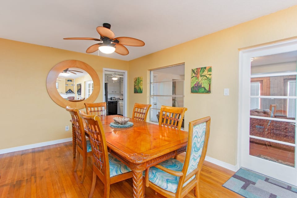 Dining table that can confortably sit 6 guests