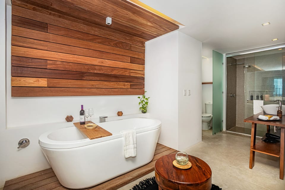 Ocean Front Jr Suite | Bathroom | Shower, eco-friendly toiletries, hair dryer, towels