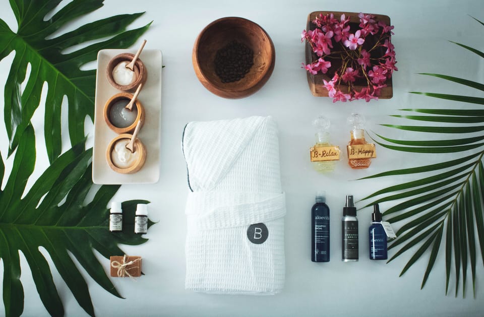 Couples treatment rooms, hot tub, aromatherapy, hot stone massages