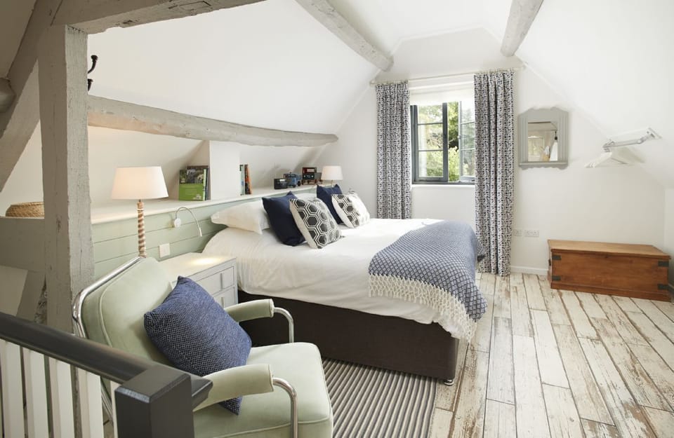 The Dairy, Cotswolds: The bedroom with super-king size bed (or twin singles if preferred)