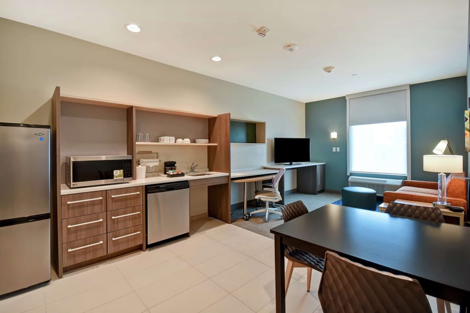 Suite, 1 King Bed, Accessible, Bathtub (Mobility & Hearing) | Minibar, soundproofing, iron/ironing board, cribs/infant beds