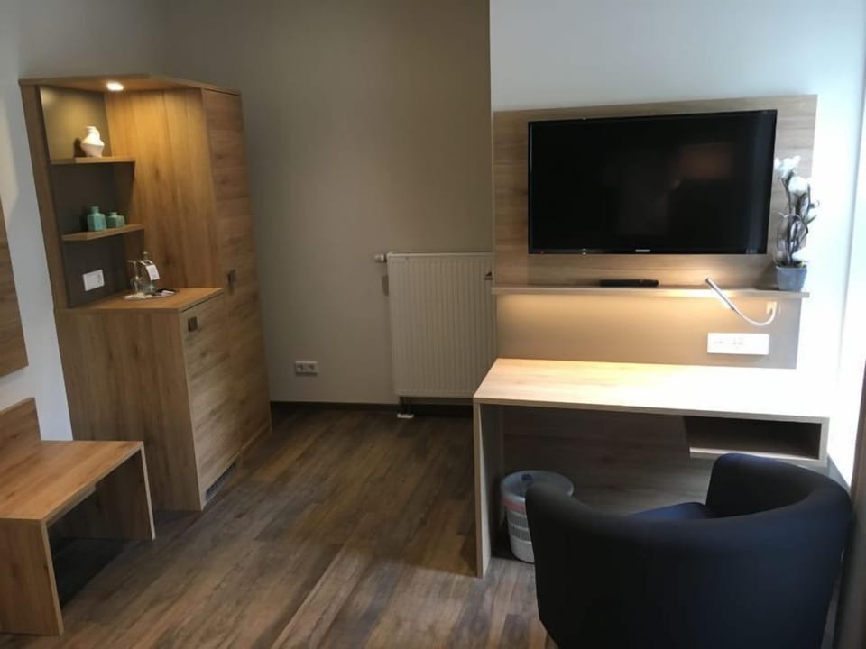 Deluxe Double Room | Individually furnished, desk, free WiFi, bed sheets