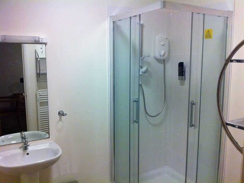 Comfort Double Room, Ensuite (Hotel) | Bathroom | Shower, hair dryer, towels, toilet paper