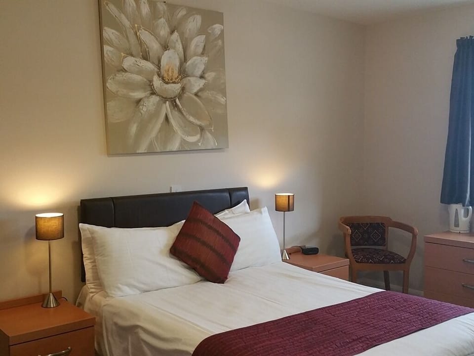 Comfort Double Room, Ensuite (Hotel) | Desk, laptop workspace, free WiFi