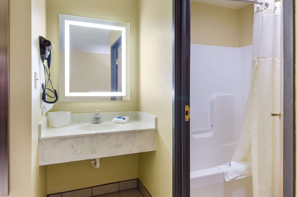 Suite, 1 King Bed, Non Smoking | Bathroom | Combined shower/tub, towels