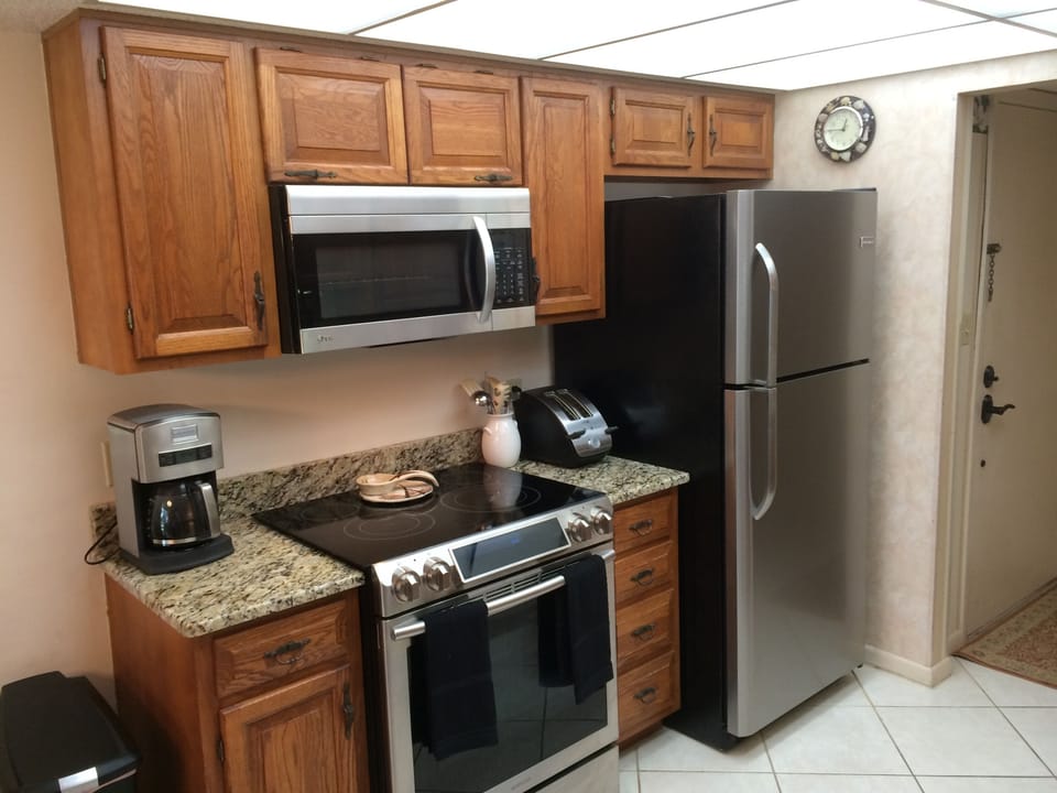 New Kitchen Oven, Microwave and Granite Tops!