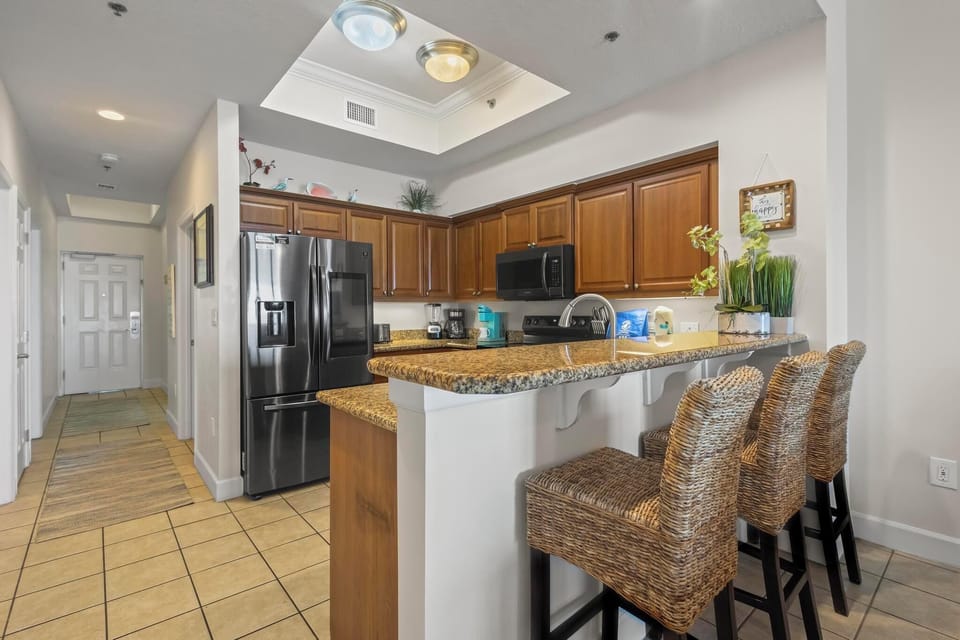 Breakfast bar and kitchen
