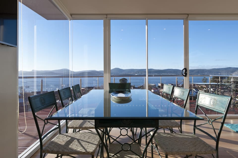 Deluxe House, 3 Bedrooms, River View | In-room dining