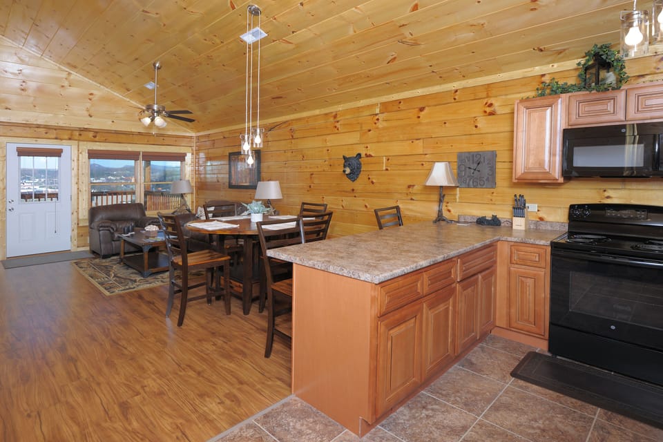 Full kitchen with dining room table and seating for 6