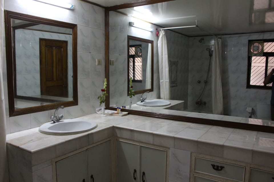 Super Deluxe | Bathroom | Shower, free toiletries, towels