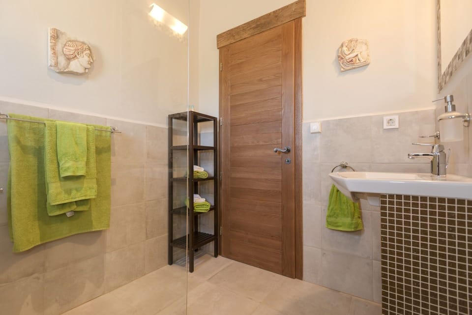 Luxury Villa | Bathroom | Shower, free toiletries, hair dryer, towels